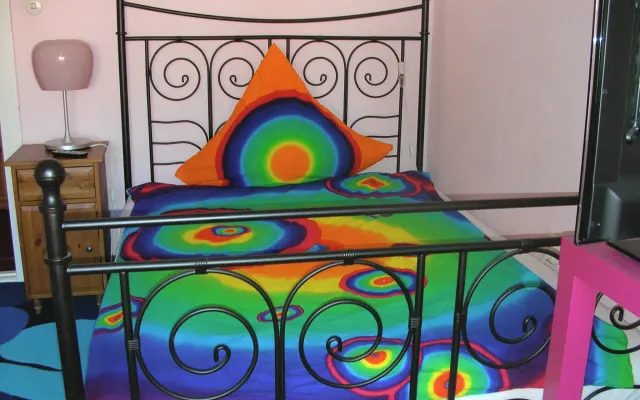 Quarto, em estilo retro típico dos anos 70, numa casa dos anos 50, no "