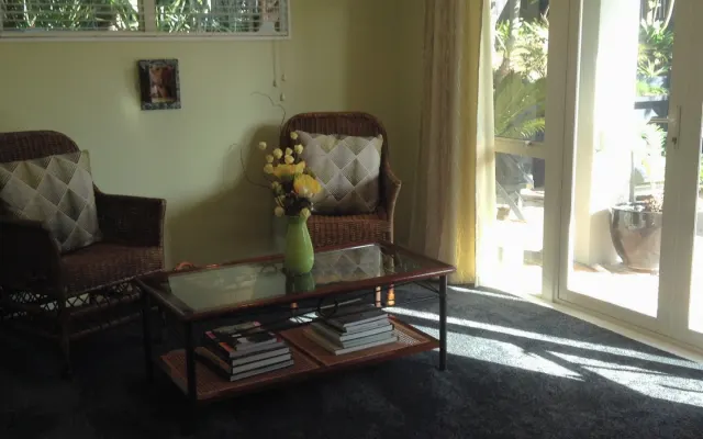 Habitación cómoda, elegante y moderna en casa adosada