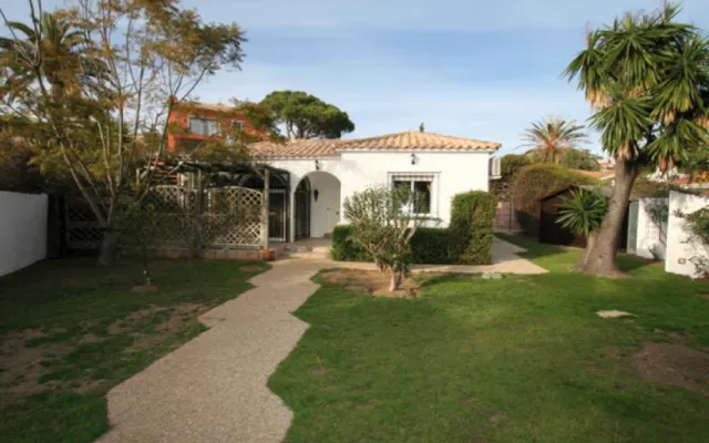 Villa privata con piscina privata e giardino vicino alla spiaggia gay.