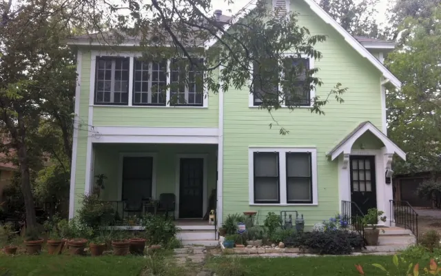 Sunny Upstairs Apartment in Central Austin