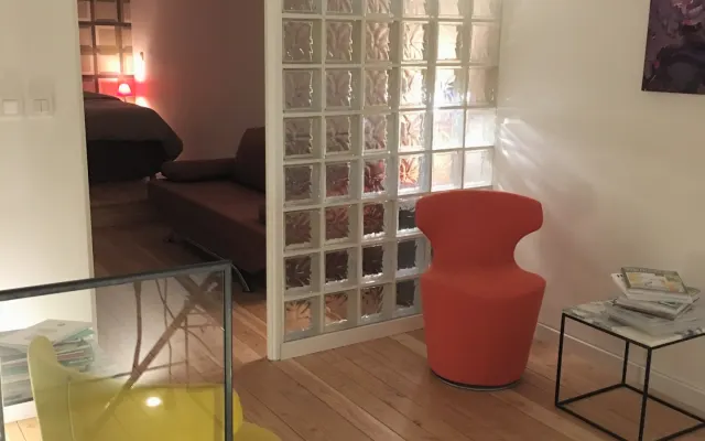Ampia camera in un appartamento di lusso in centro città sul quai Du...