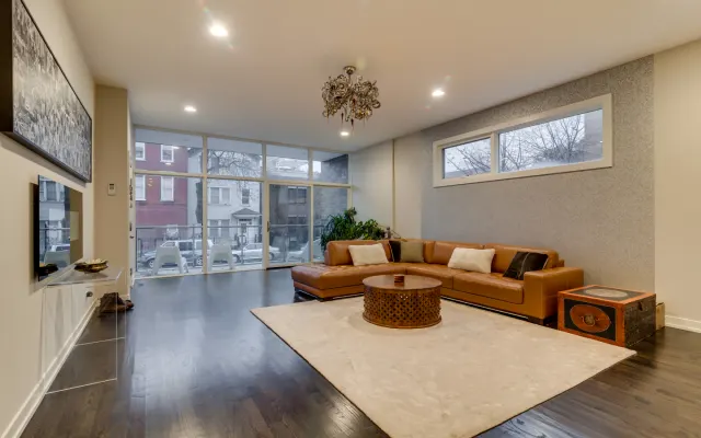 Conveniently located beautiful modern furnished condo!!