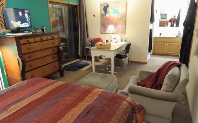 Hauptschlafzimmer mit eigenem Bad, Queen-Bett, Terrasse, Blick auf den