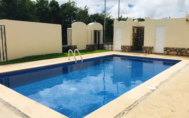 Spazioso appartamento con piscina a 10 minuti dalla spiaggia.