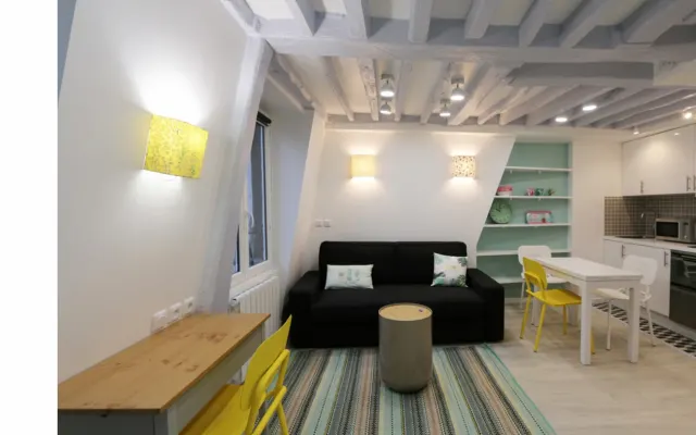 Cosy 4-person duplex in the historic heart of the Marais LGBT...
