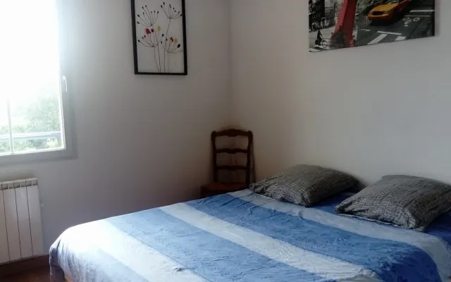 Chambre dans une maison, résidence avec piscine