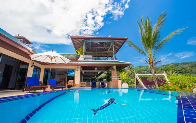 4 bed detached villa, infinity pool. Sea Views. Chef, breakfasts