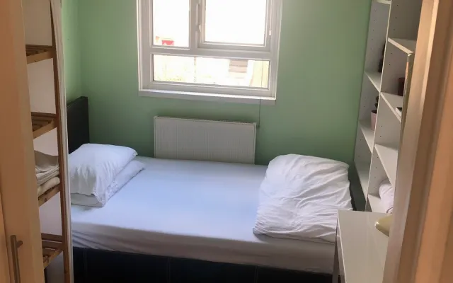 Quarto luminoso num bom apartamento no centro de Londres