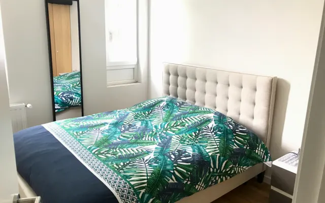Zimmer in einer renovierten Wohnung in der Nähe der Metro Kunst und...