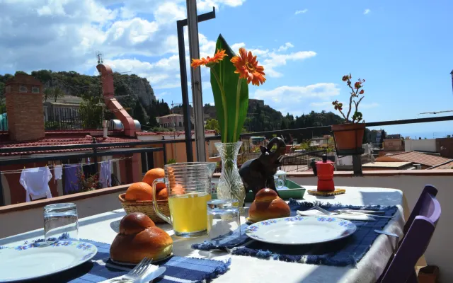 Loft city-center, terrace in the heart of Taormina.