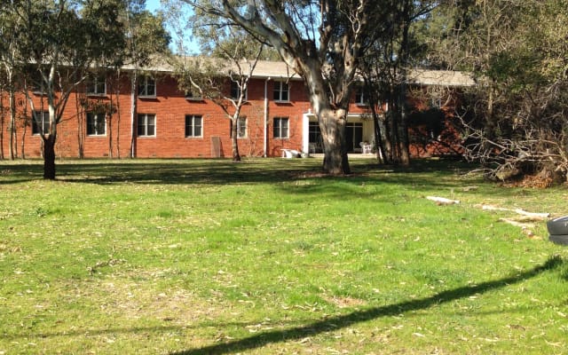 La Caserma è una villa per nudisti in una ex caserma fatiscente.