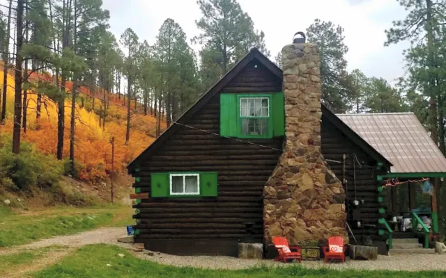 Cabaña en el bosque y en un lago