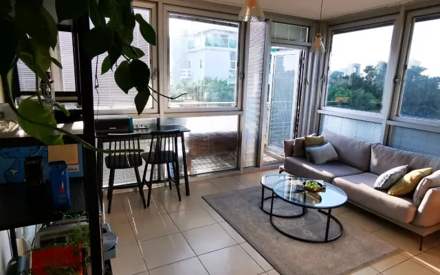 Quarto numa Penthouse nova no centro de Dizengof st.