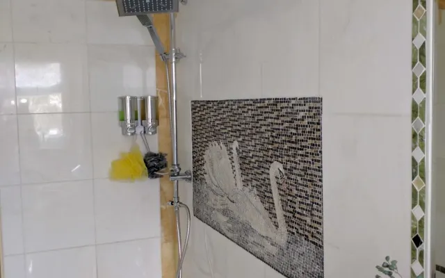 Quarto partilhado com um anfitrião sensual