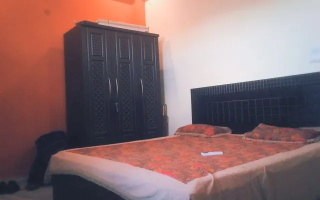 Un ospite gay amichevole e intellettuale accoglie gli altri membri...