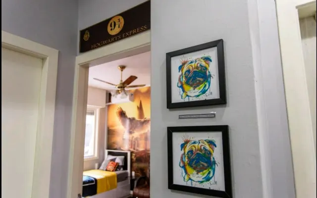 Harry Potter themed room / Queem bed and air conditioning