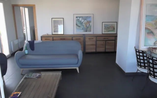 Quarto partilhado moderno e luminoso