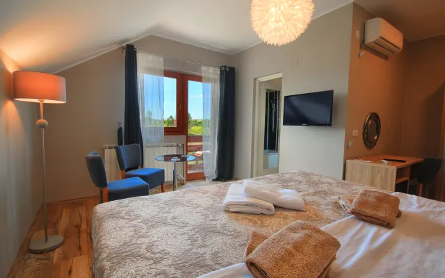 Schönes Zimmer mit Balkon Plitvicer Seen, Bergblick, ruhig, No1