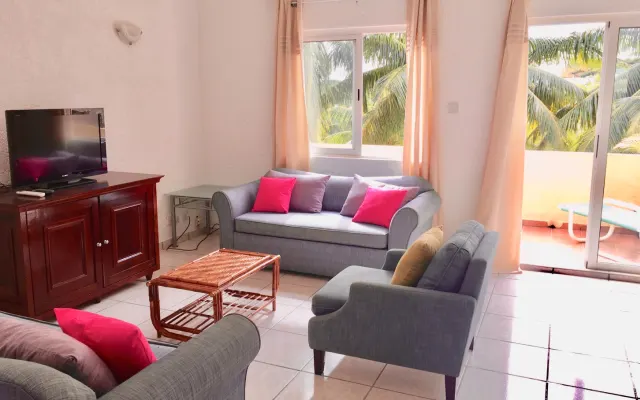    Flic en Flac - Apt bord de mer et piscine / Top floor apt w/ pool