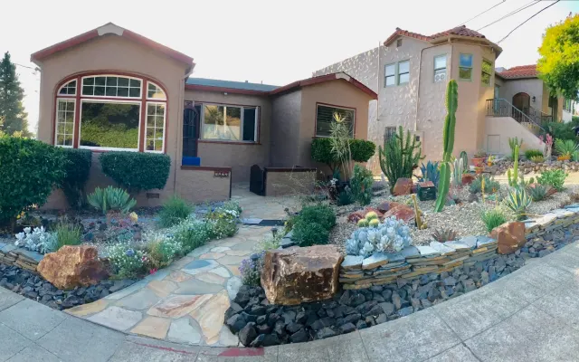 2 stanze in casa condivisa con 3 camere da letto e 1,5 bagni a Oakland,
