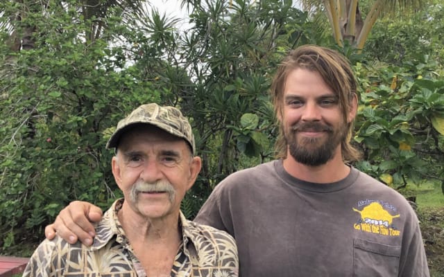 Very Private off- grid Cottage in Tropical Orchard near sea.