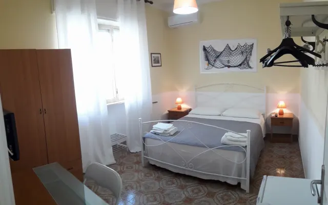Studio apartment with kitchenettes.ROOMS, SOUTH OF GALLIPOLI ALL THE...