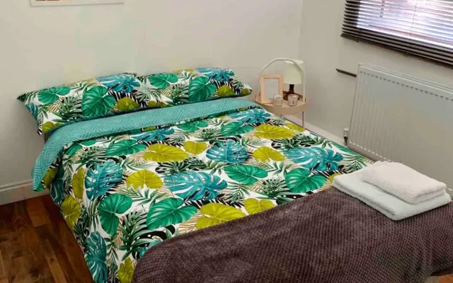 Chambre moderne à proximité de la ville