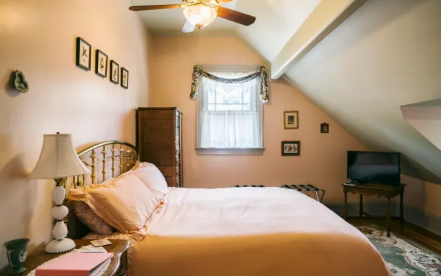 Hummingbird Inn - The Oxford Room