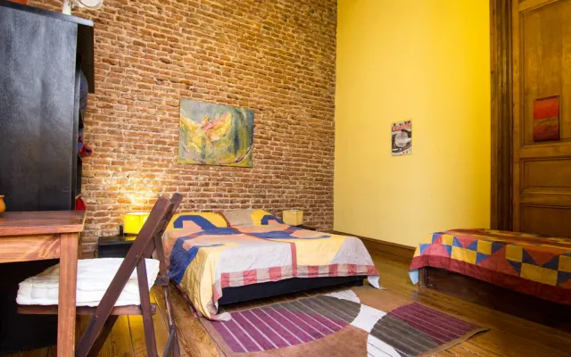 Quarto com varanda com vista para uma rua pedonal da Cidade Velha