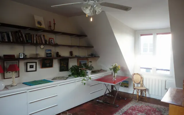 Marais quiet and sunny apartment