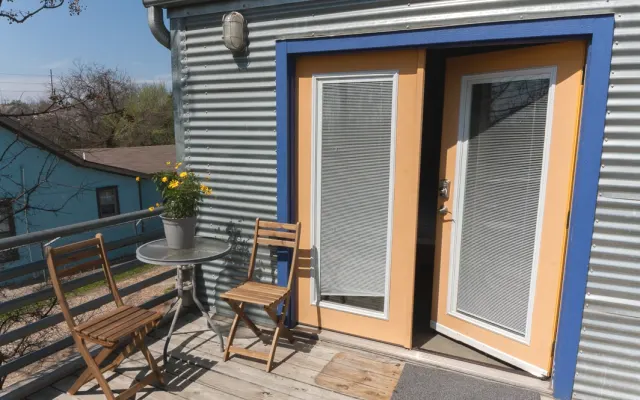 East Side Modernes Studio mit privater Terrasse