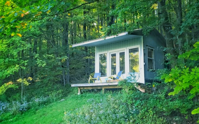 Pequeña cabaña de estilo zen con vistas a los Catskills en Upstate, NY