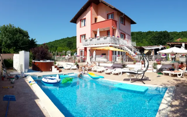 Ropa Opcional Gay Villa con Piscina, Jacuzzi, Bar y Música