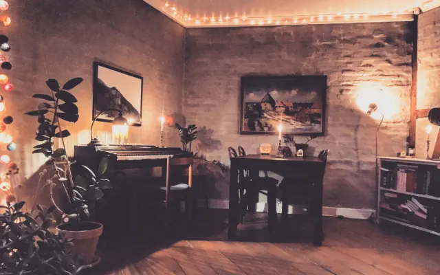 Schlafzimmer und Wohnzimmer, mit gemeinsamer Küche und Bad