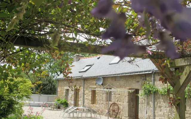 Middle Cottage - ********
