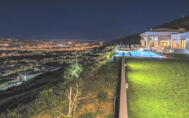 Villa Kedria con piscina privada climatizada y vistas panorámicas al...