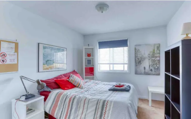 Room in quiet area, 10 minutes drive to downtown