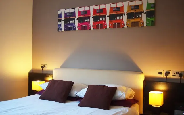 SPACIOUS ROOM IN CONTEMPORARY STYLE FLAT