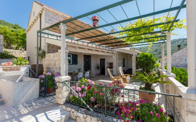 Traditional Croatian House Dolina, Orašac ****