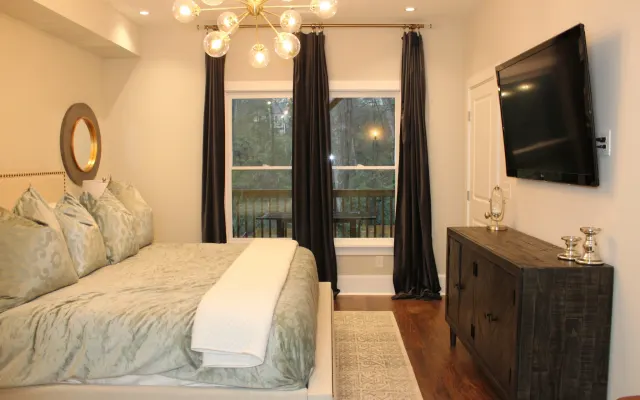 East Atlanta Village Private Basement Room