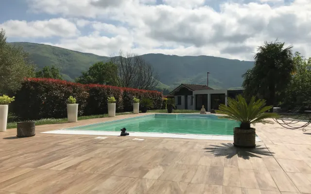 Estúdio com casa de banho privativa / WC acesso ao spa e à piscina...