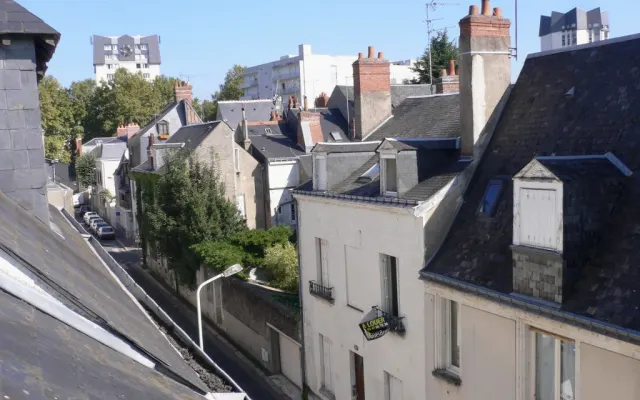 Quiet, self-contained studio in the heart of Tours + private parking...