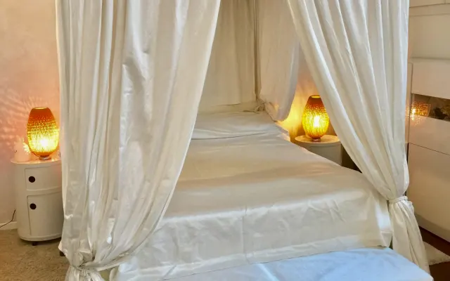 Big Private Canopy BedRoom in MIlan