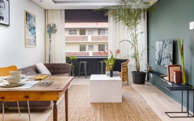 Spacious 2-bedroom apt in vibrant Gardens