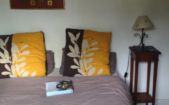 Gemeinsames Schlafzimmer in einem Haus mit Garten