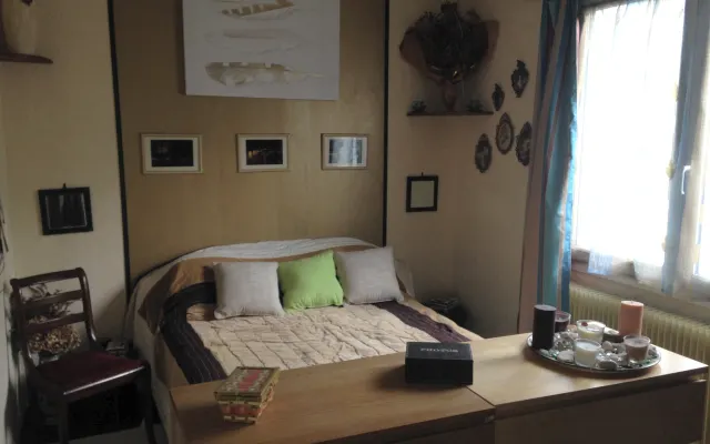Quarto privado numa casa com jardim