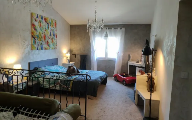 Sigonce, Luberon: Master bedroom for rent in a villa