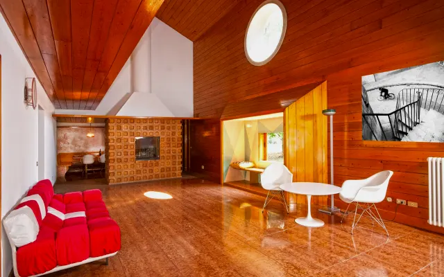 Wide modern design villa in a wide park close to Venice