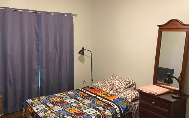 Camera privata e bagno nel dormitorio maschile.