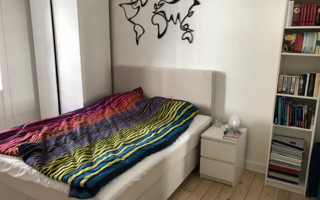 Quarto grande e agradável numa zona acolhedora e tranquila a 4 minutos